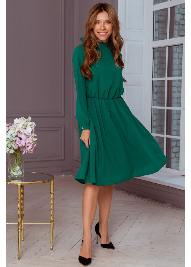 Зеленое платье до колен