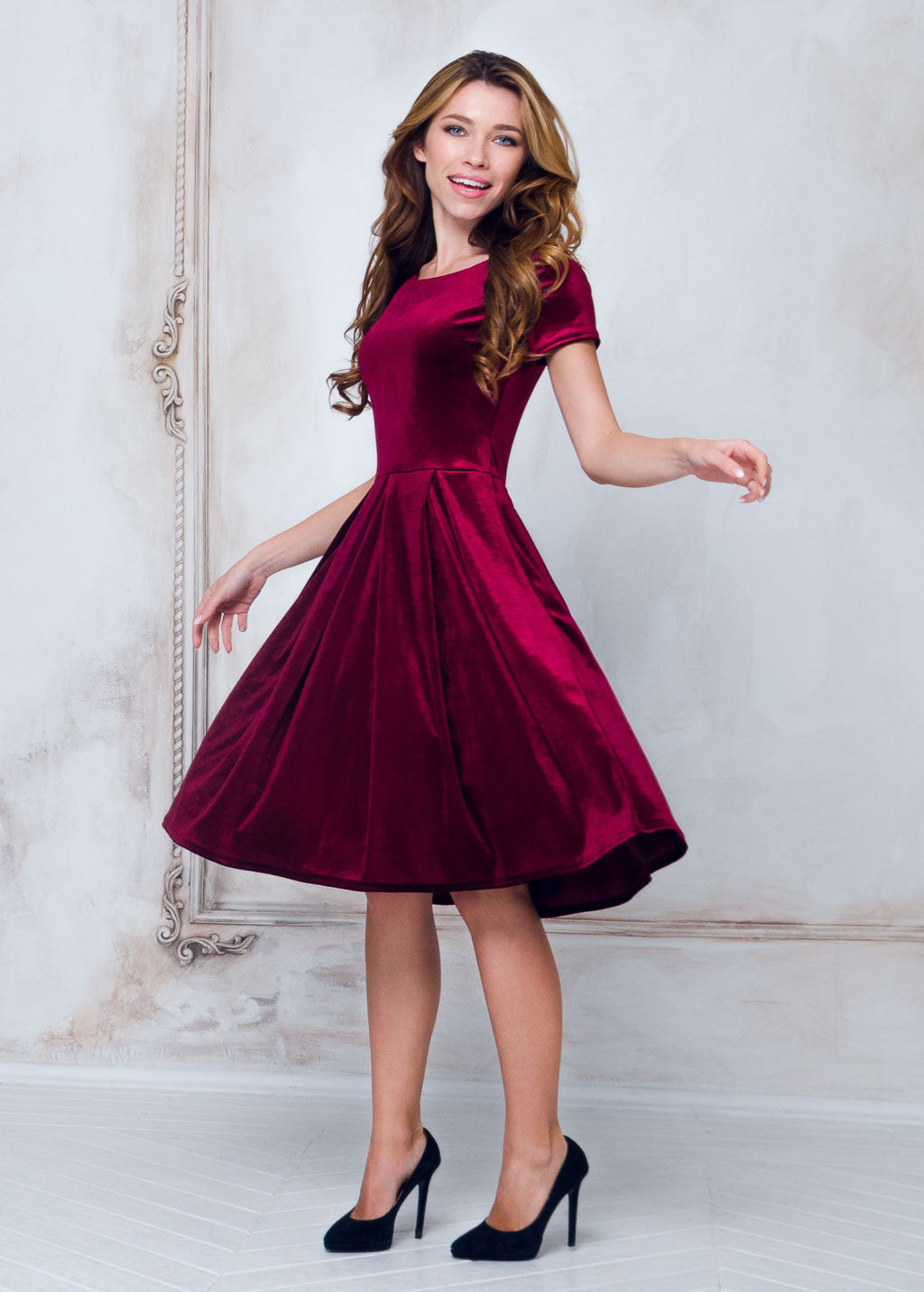 Оксамитова сукня з пишною спідницею