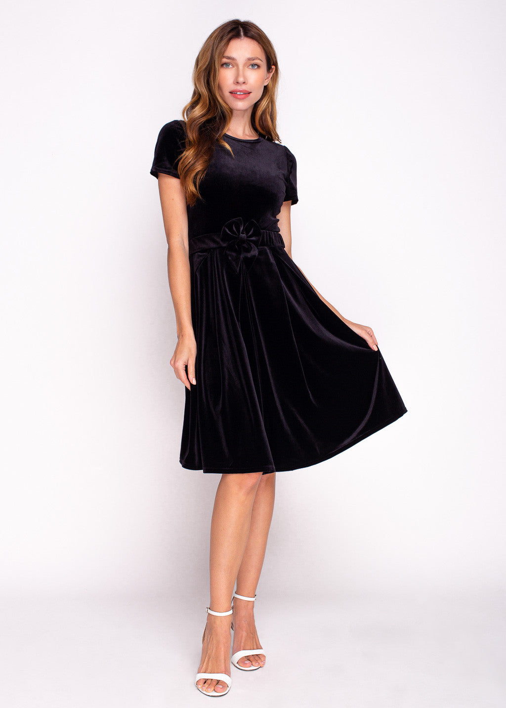 Оксамитова сукня з пишною спідницею