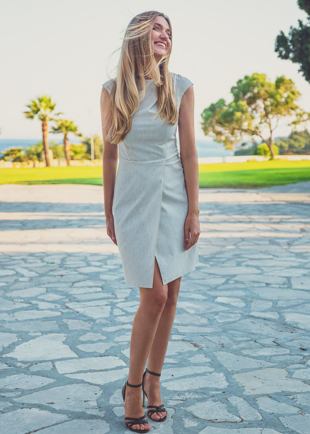 Лляна сукня з розрізом