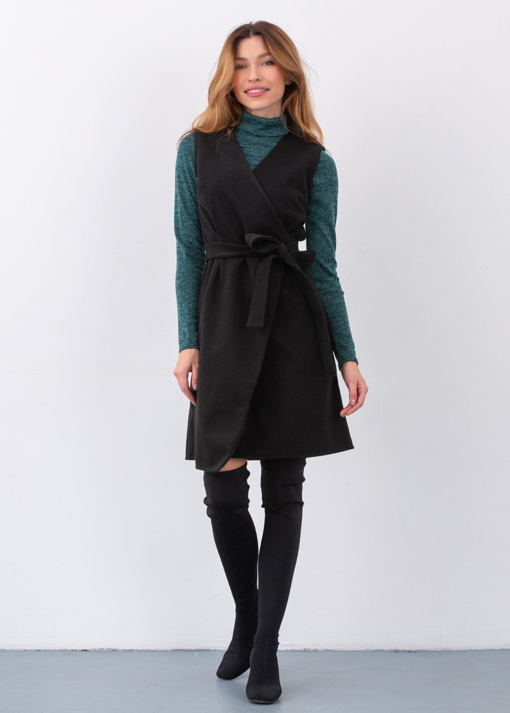 Тепла сукня з кишенями та запахом