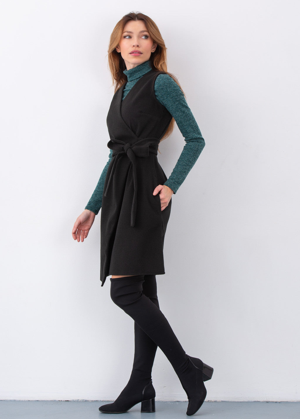 Тепла сукня з кишенями та запахом