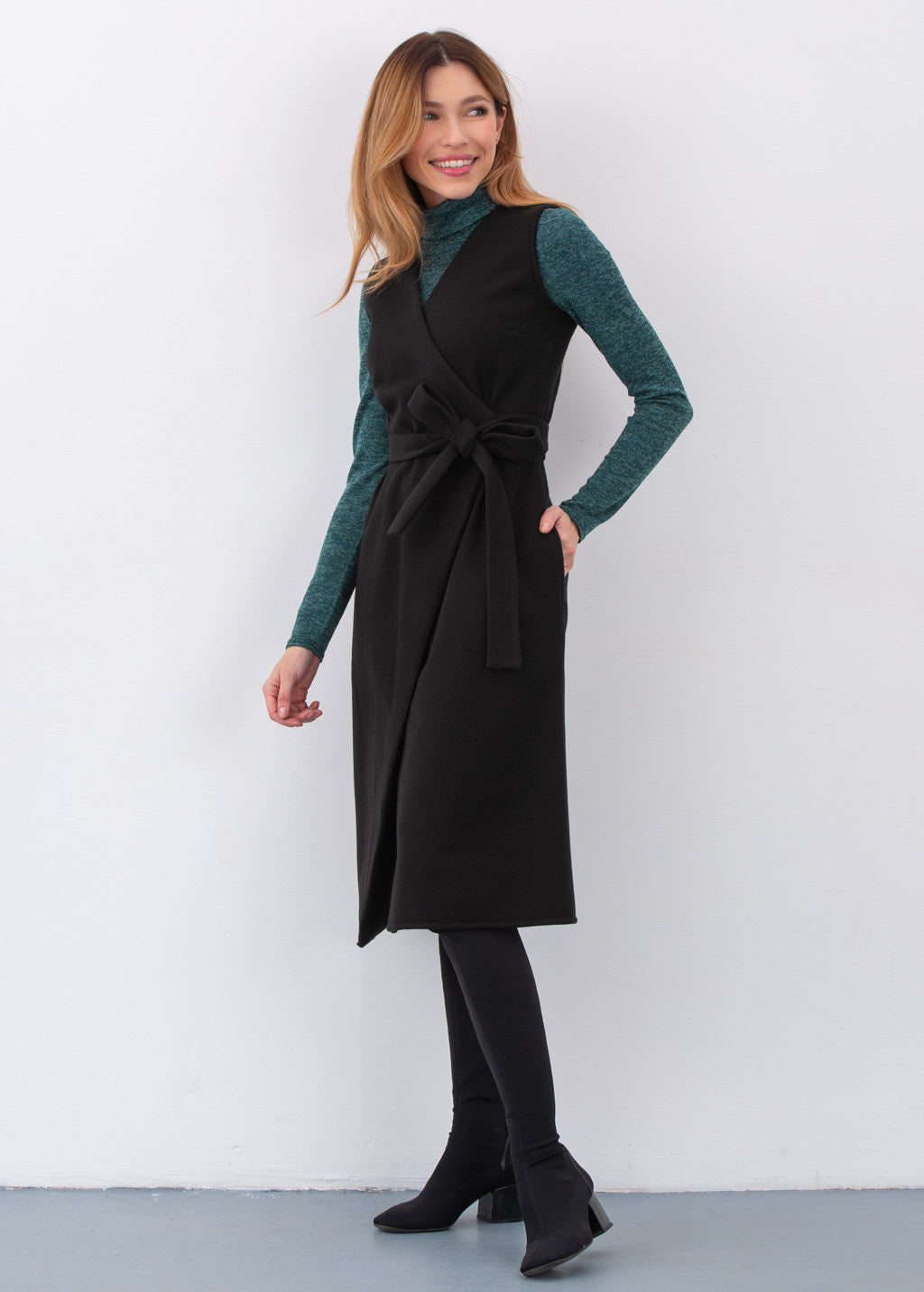 Тепла сукня з кишенями та запахом