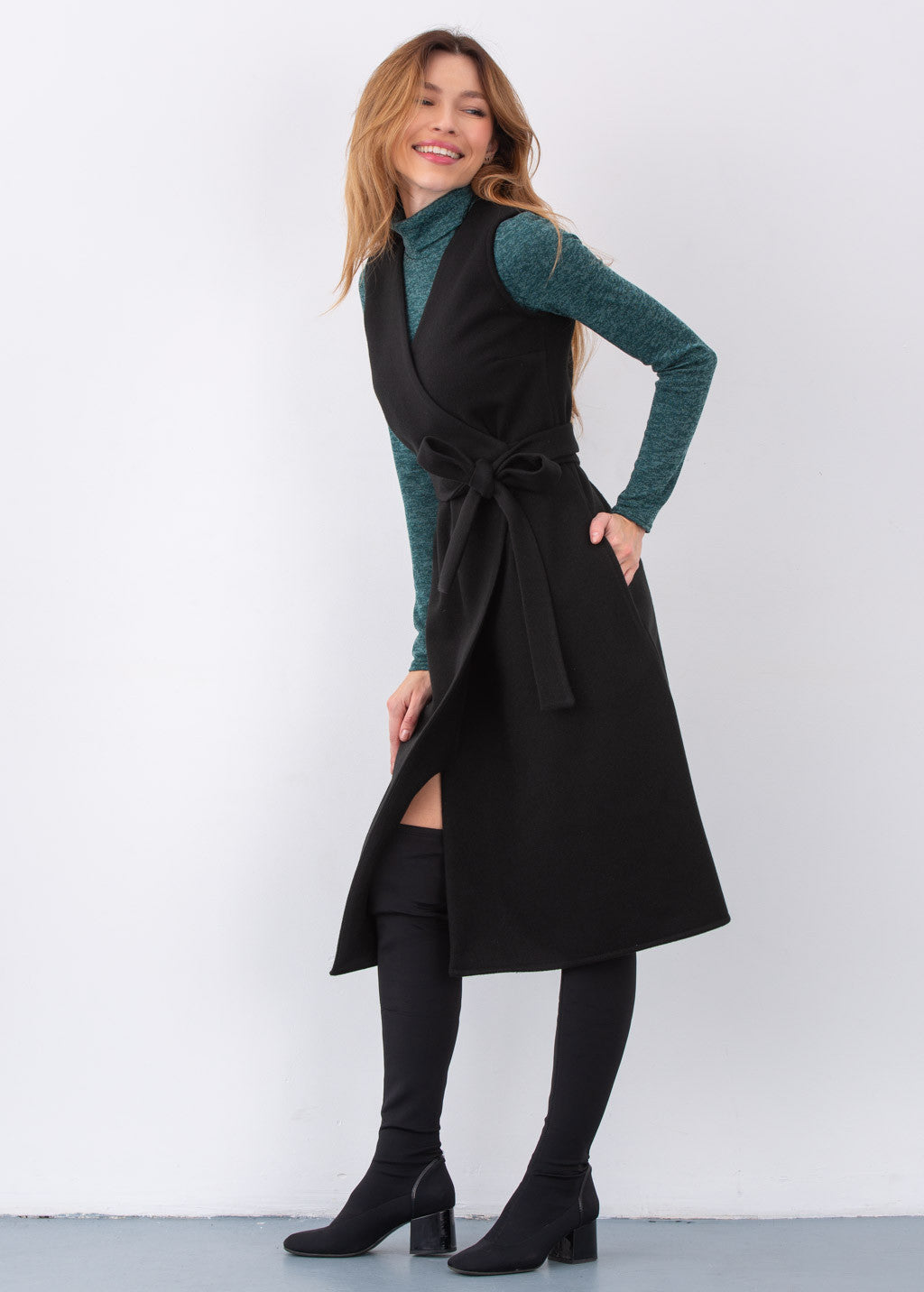 Тепла сукня з кишенями та запахом