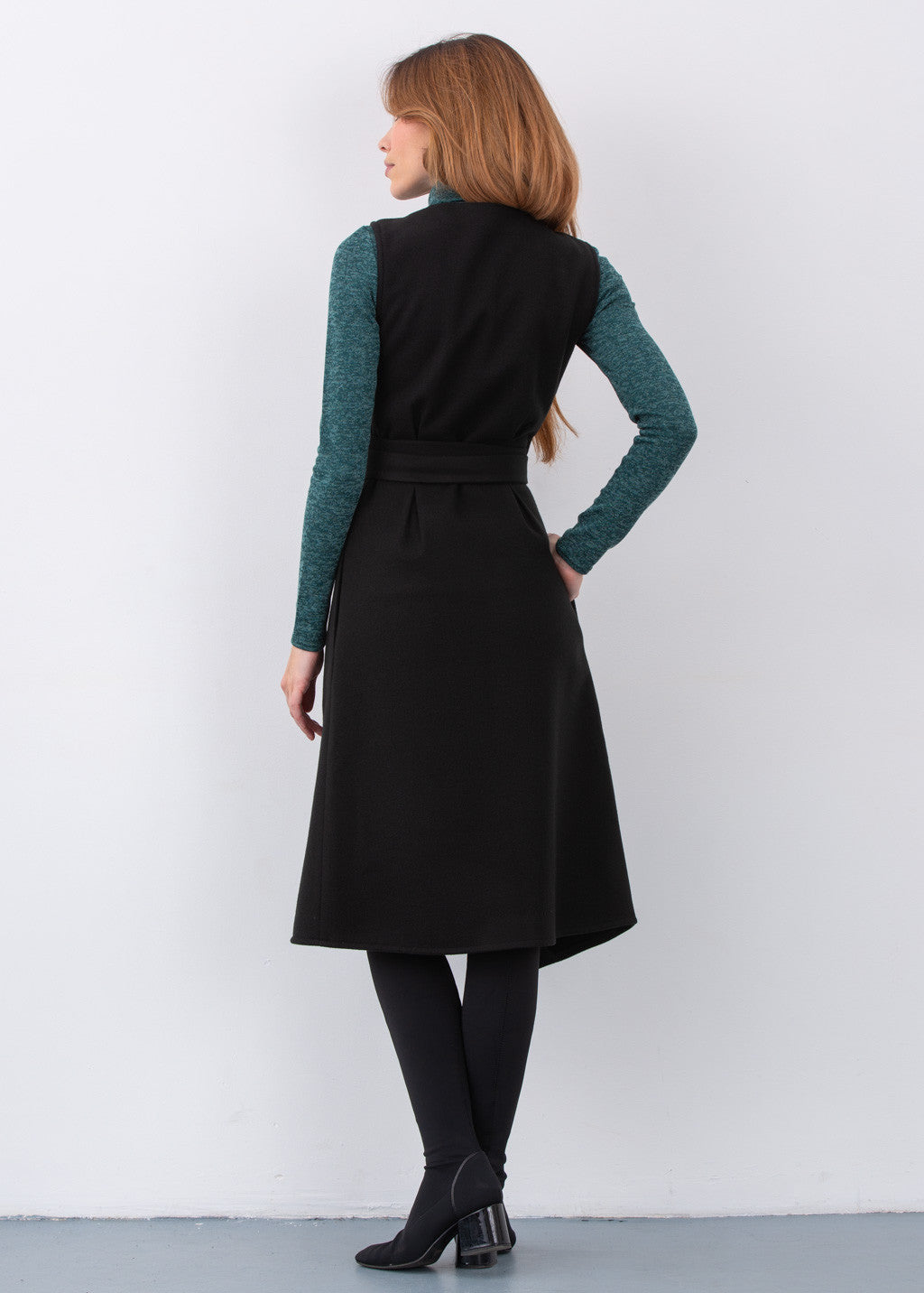 Тепла сукня з кишенями та запахом