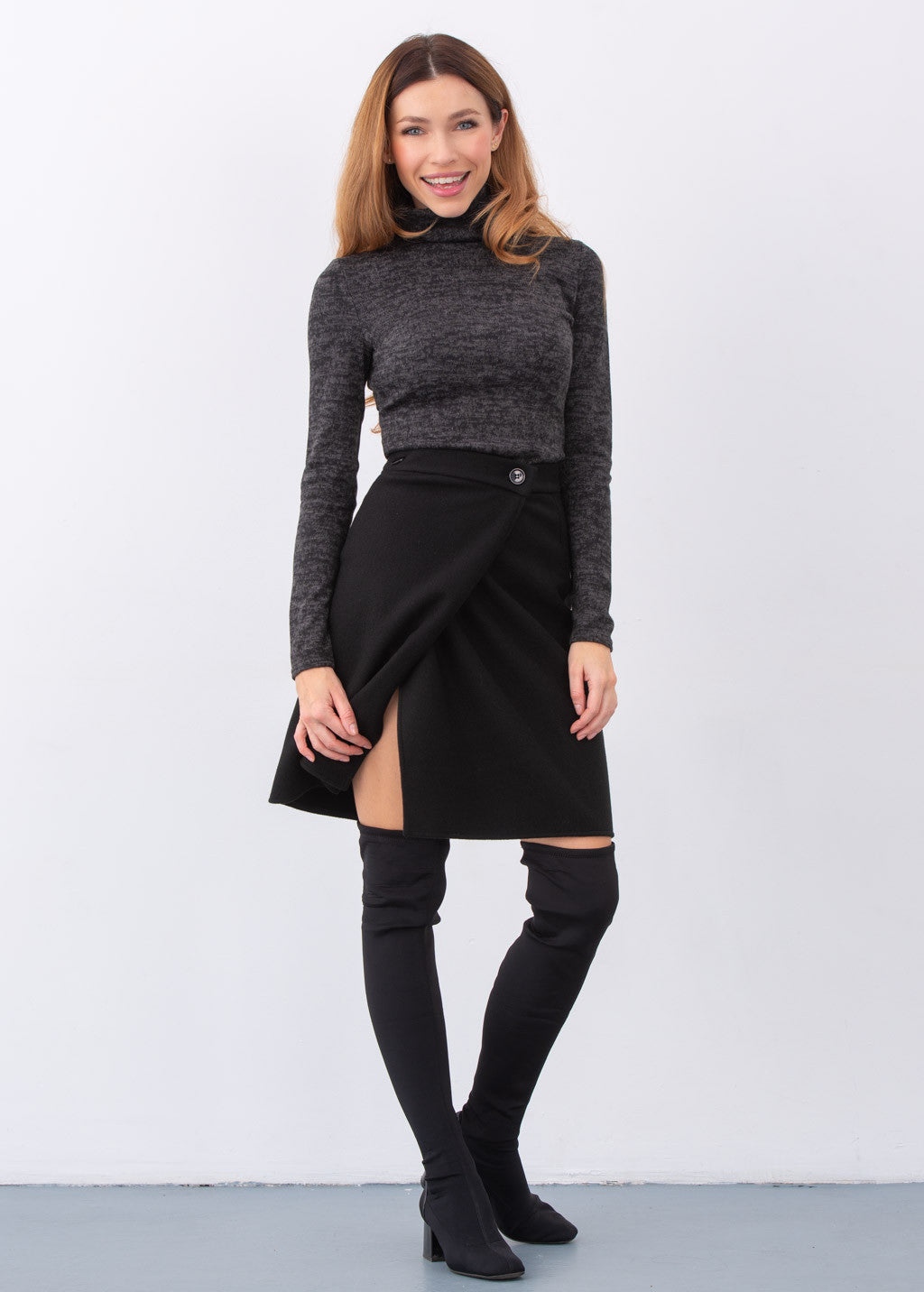 Коротка тепла спідниця на-запах