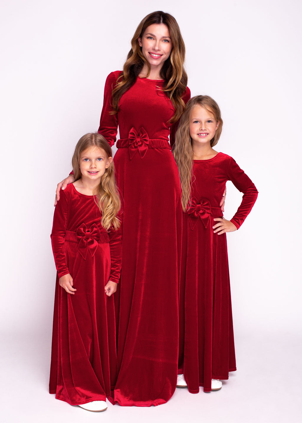 Оксамитова довга сукня з пишною спідницею