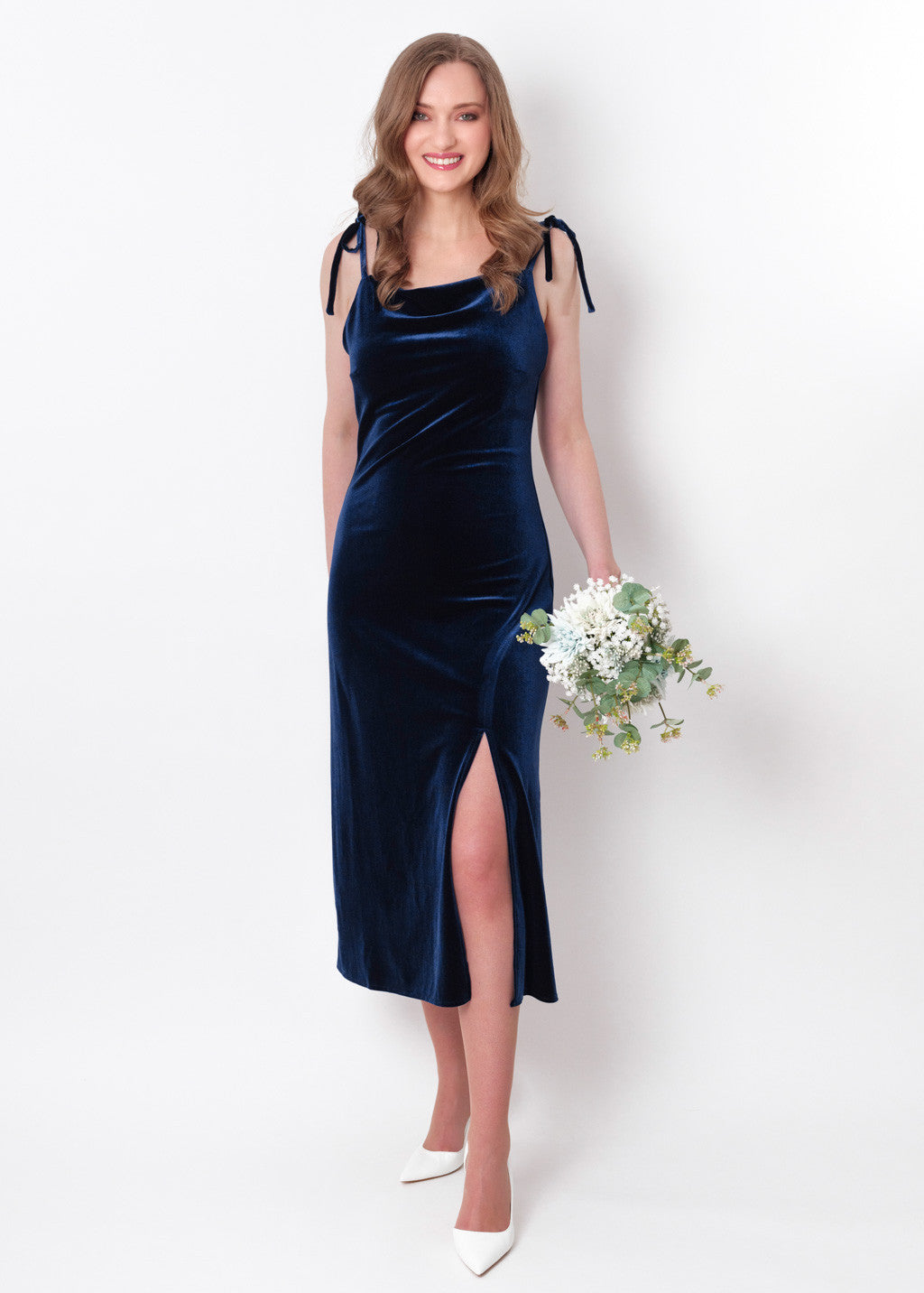 Оксамитова сукня з розрізом на тонких бретельках