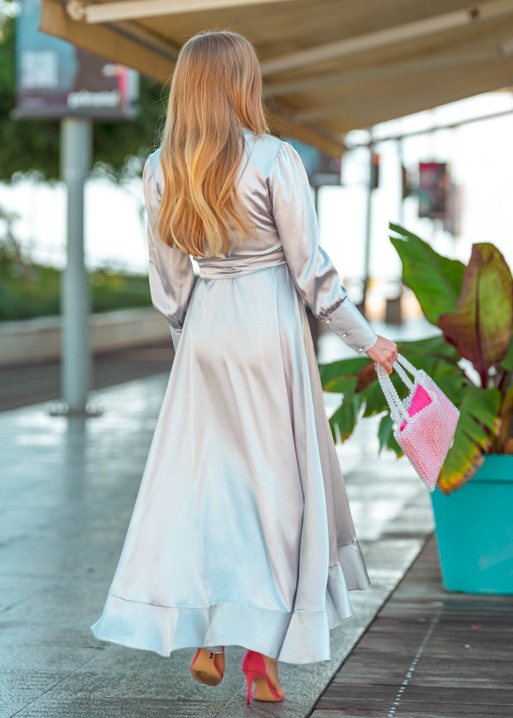 Довга шовкова святкова сукня