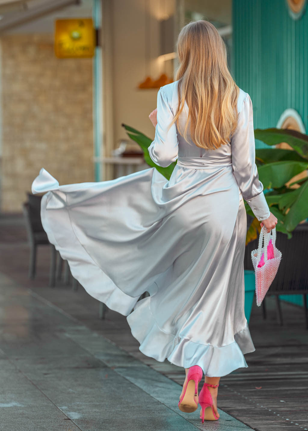 Довга шовкова святкова сукня