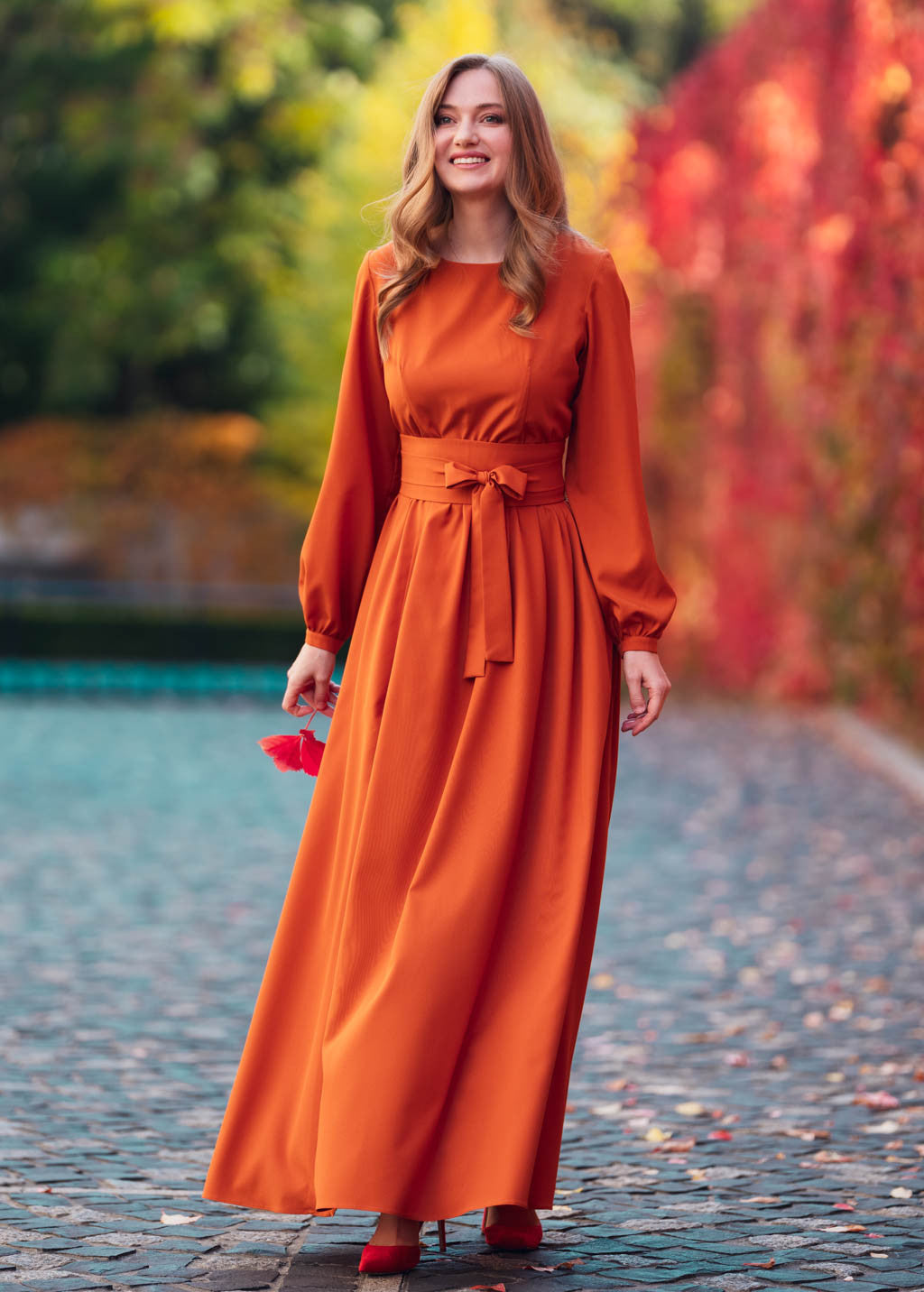 Довга святкова сукня з поясом