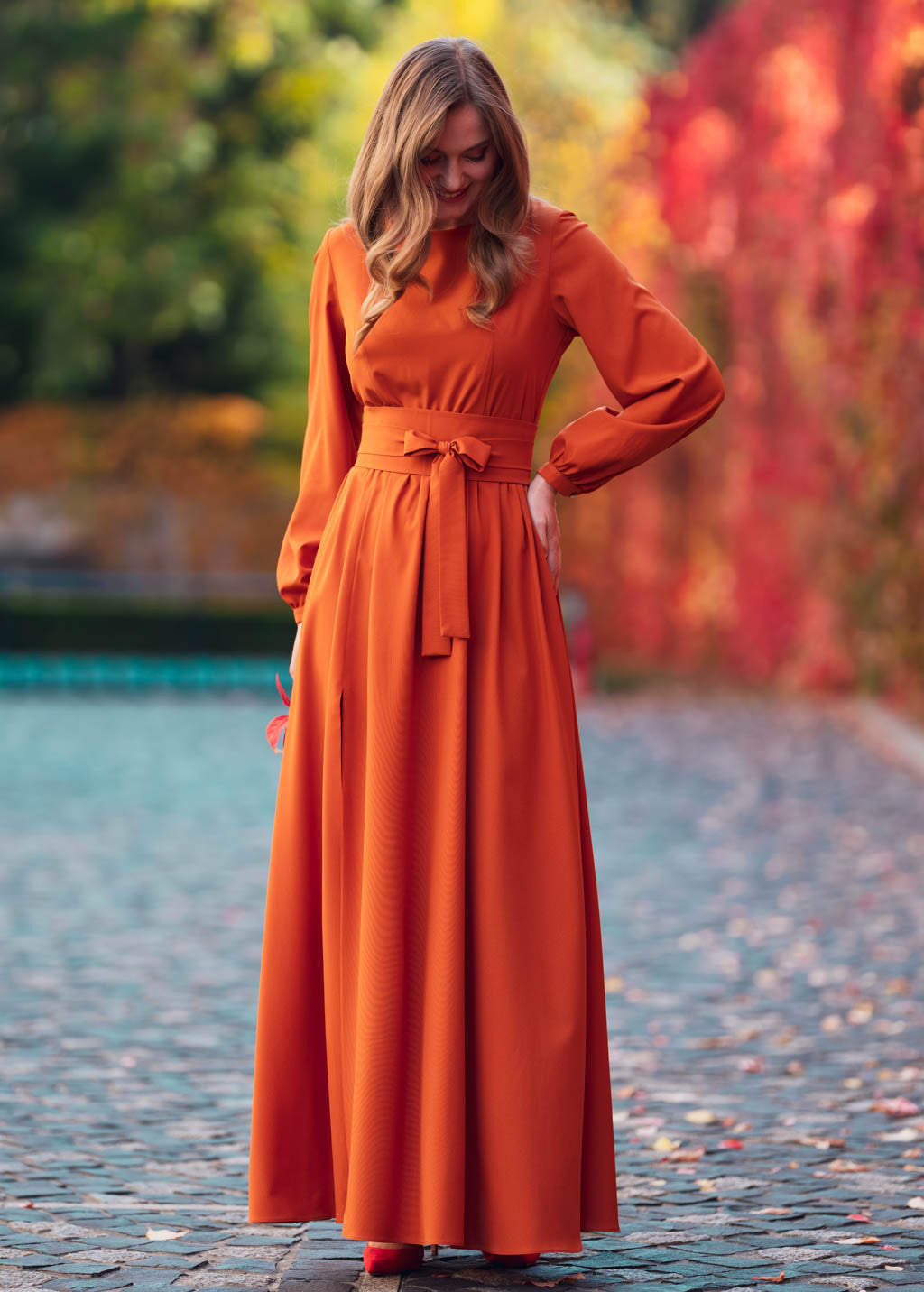 Довга святкова сукня з поясом