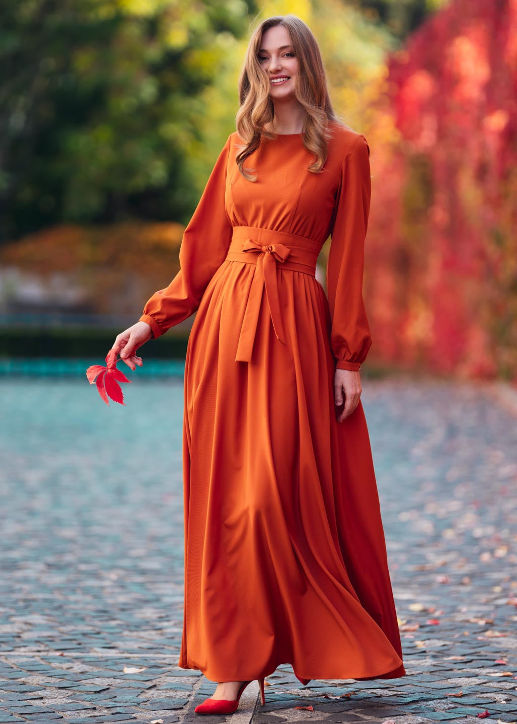 Довга святкова сукня з поясом