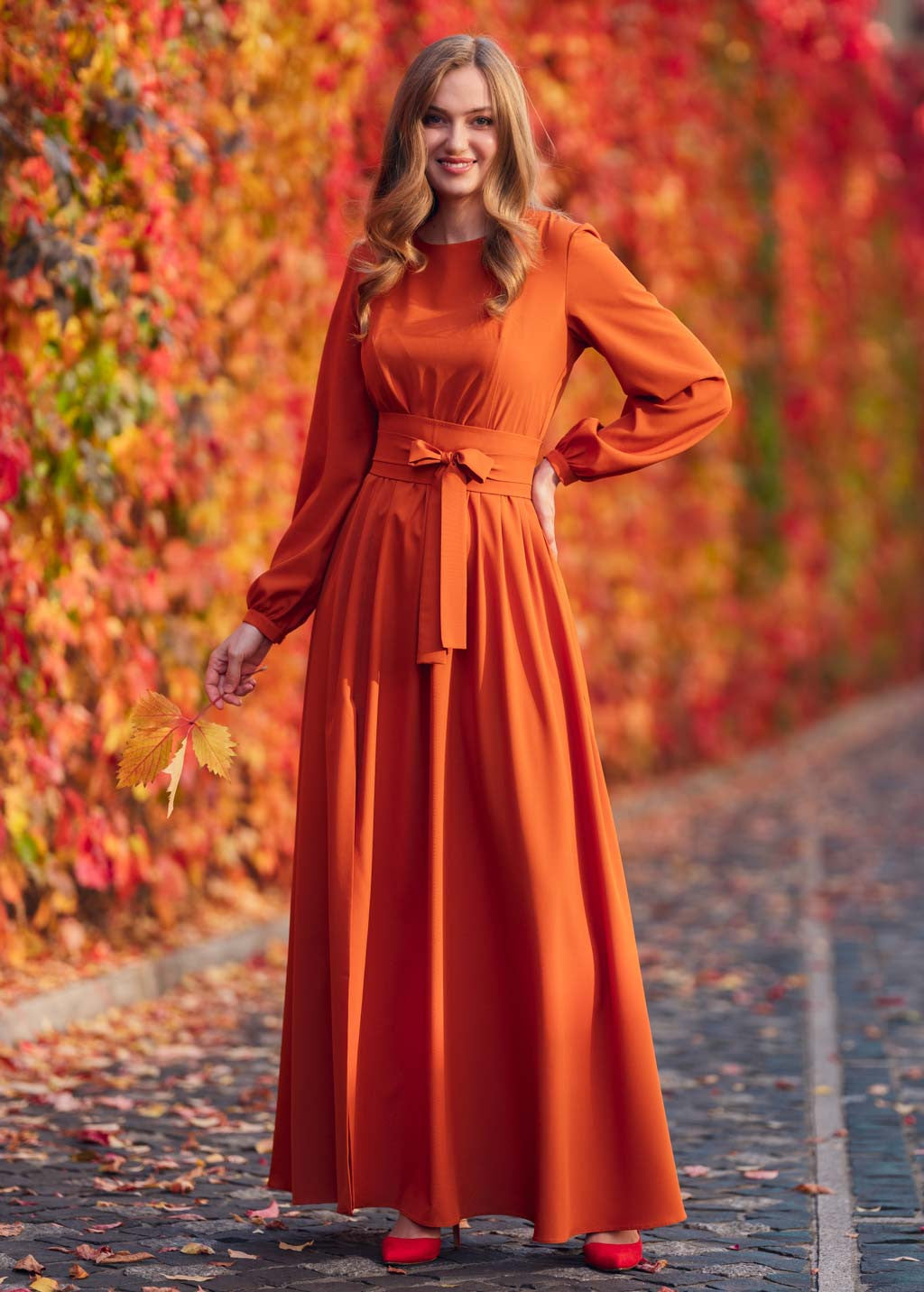 Довга святкова сукня з поясом