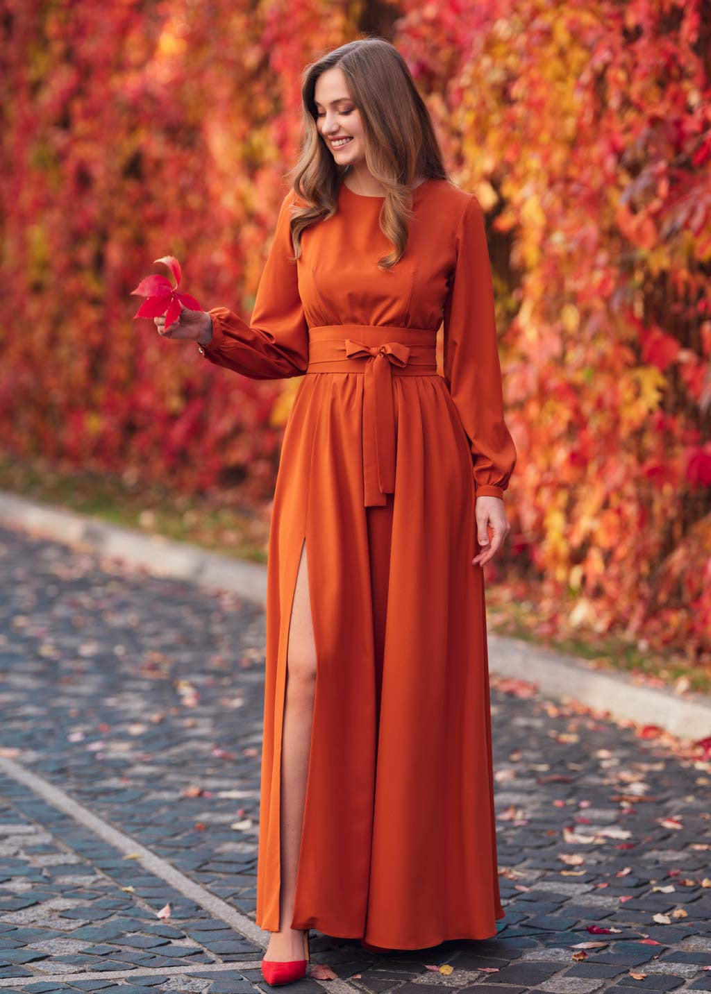 Довга святкова сукня з розрізом та поясом