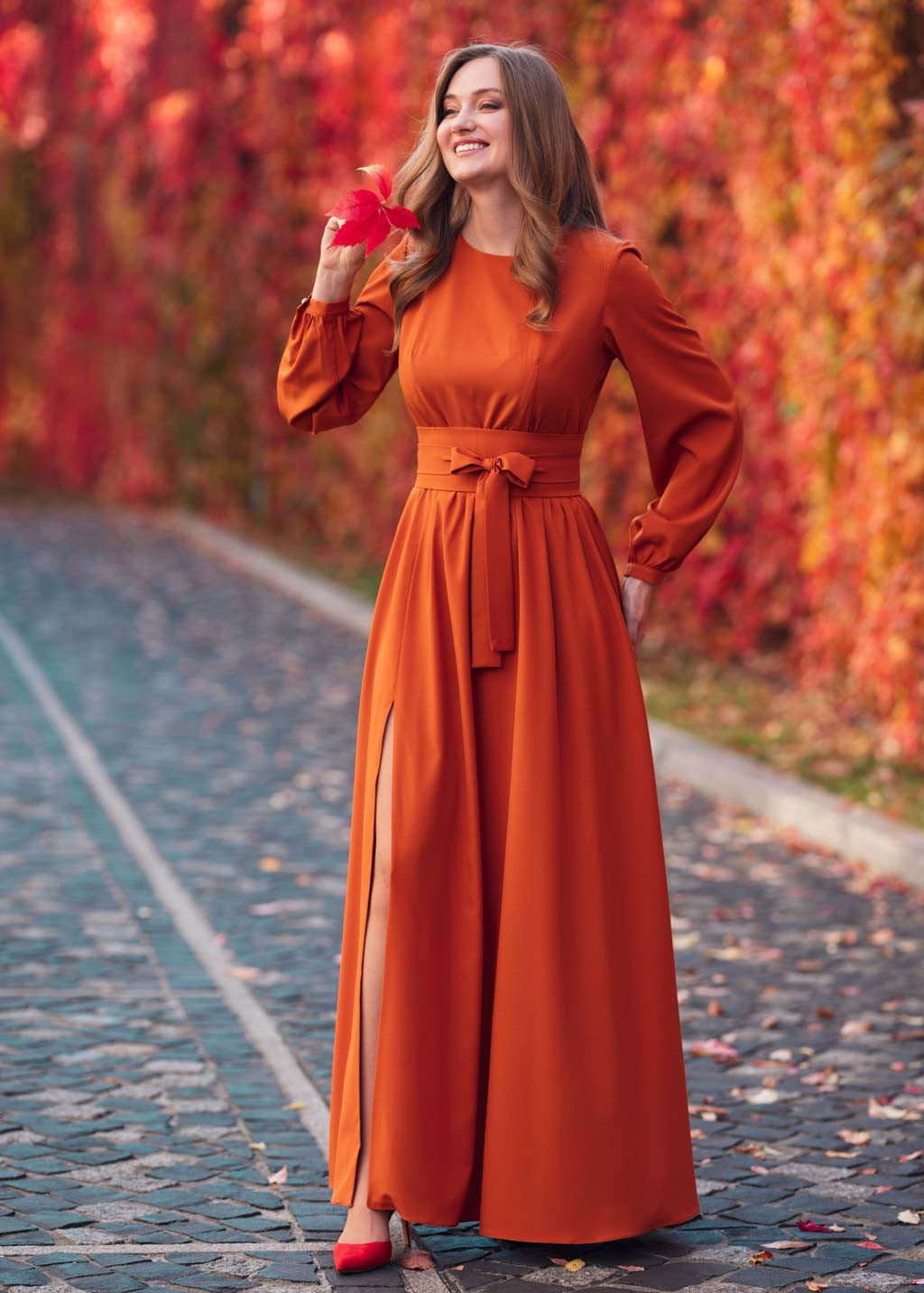 Довга святкова сукня з розрізом та поясом