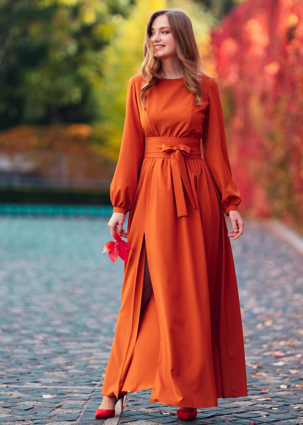 Довга святкова сукня з розрізом та поясом