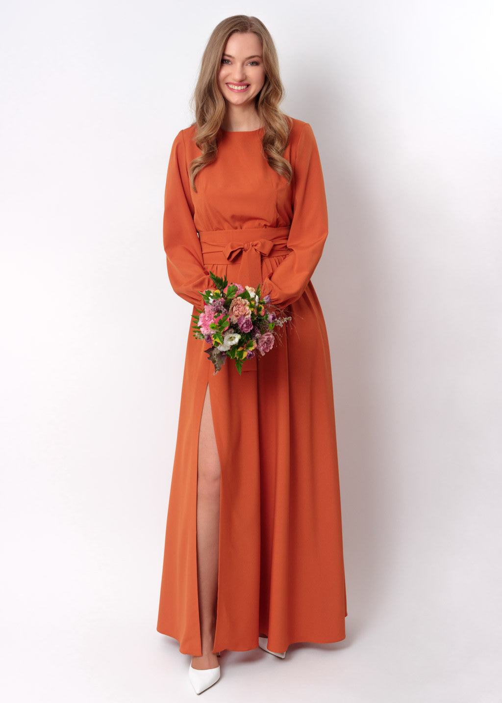 Довга святкова сукня з розрізом та поясом