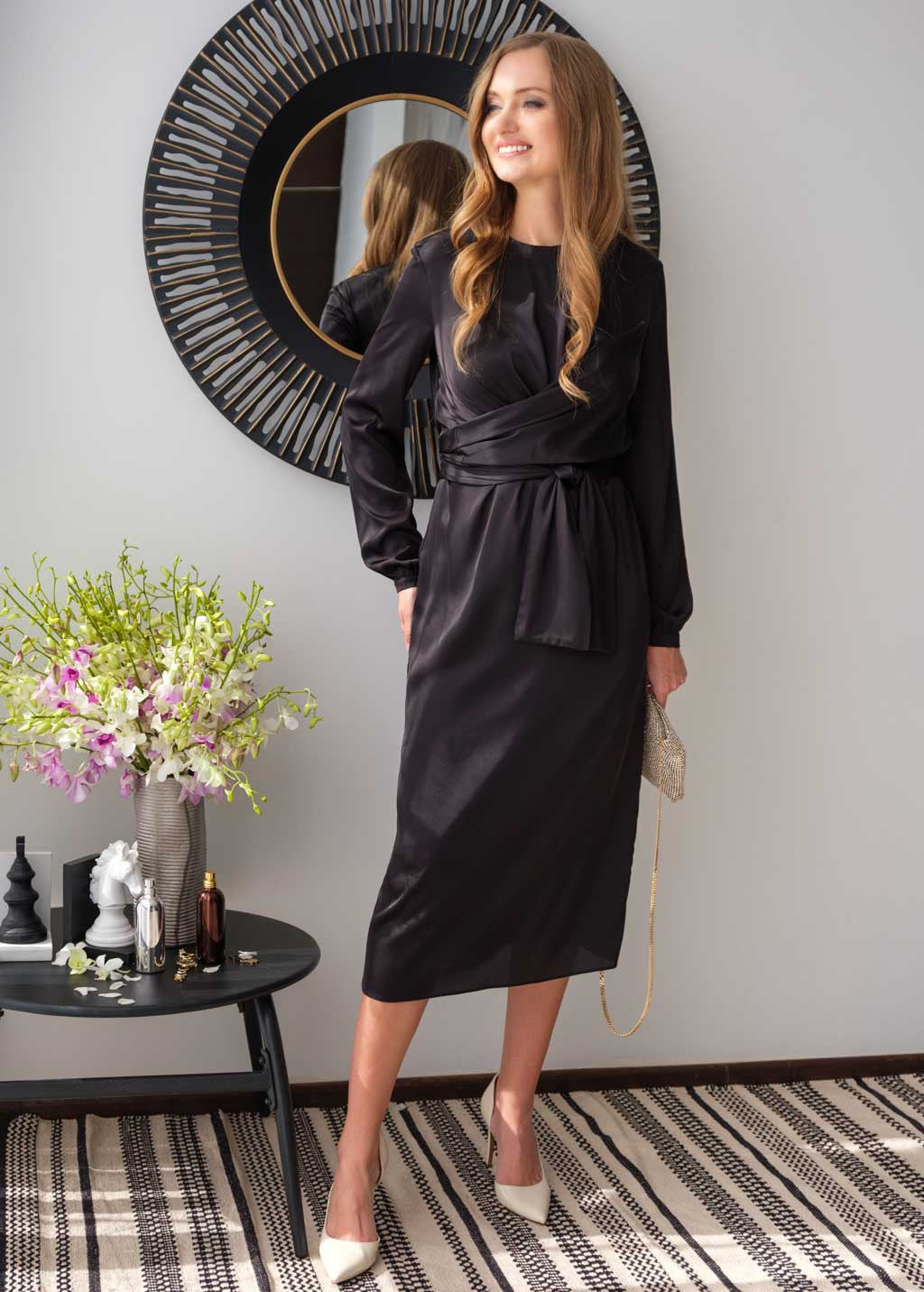 Стильна шовкова сукня з поясом