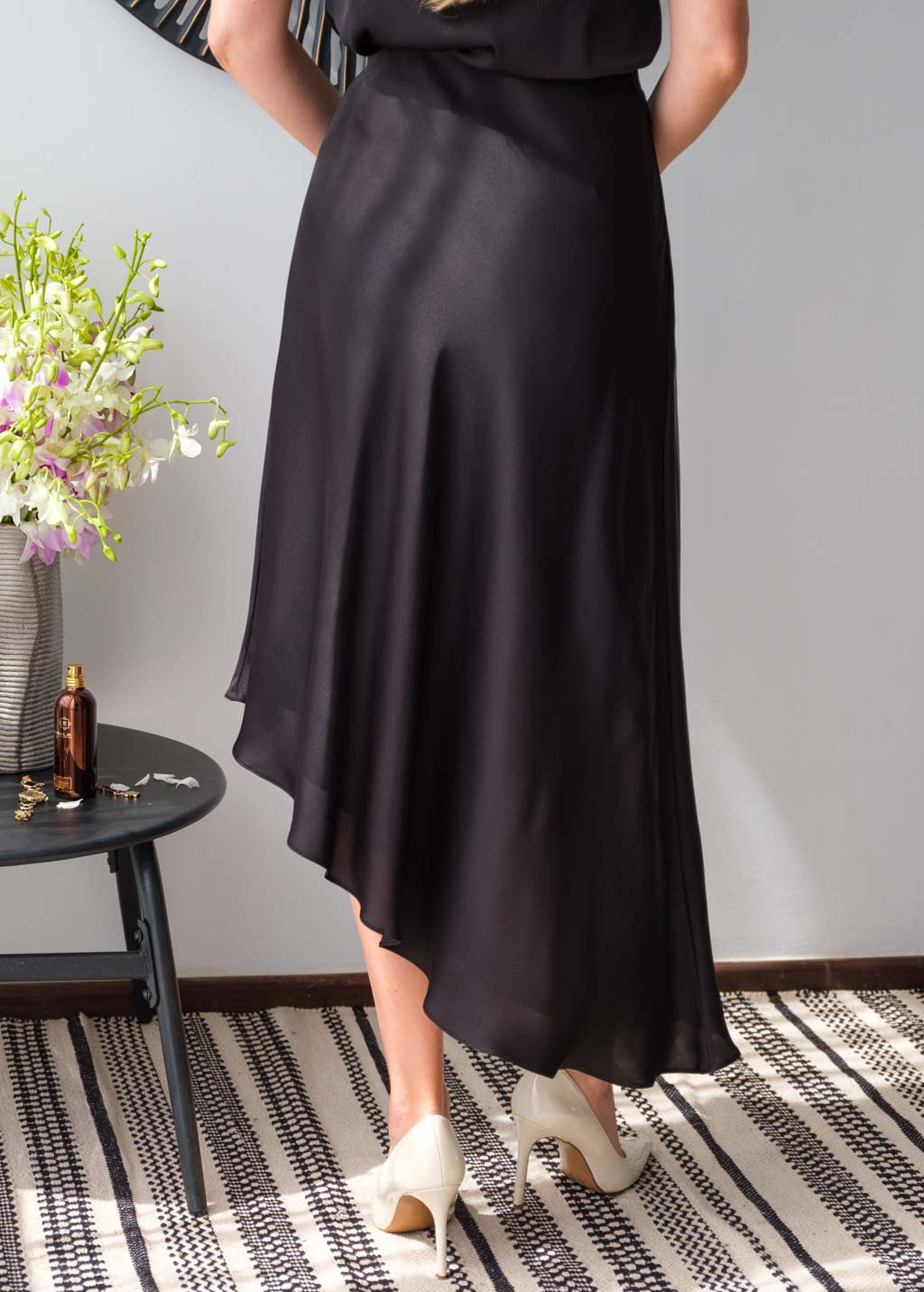 Асиметрична шовкова спідниця