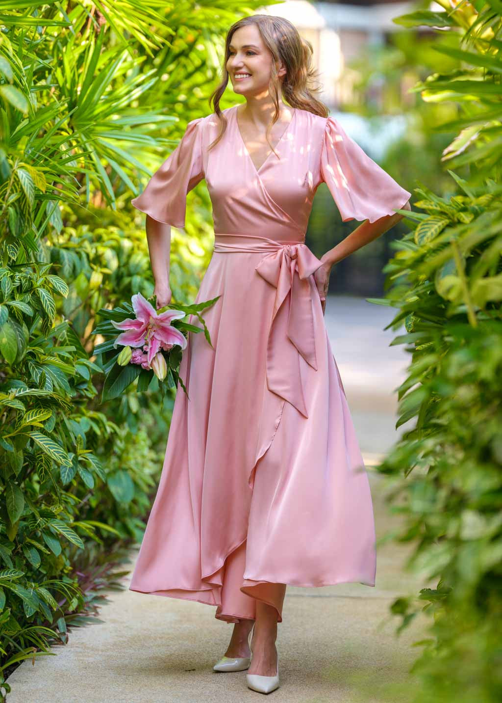 Довга шовкова сукня