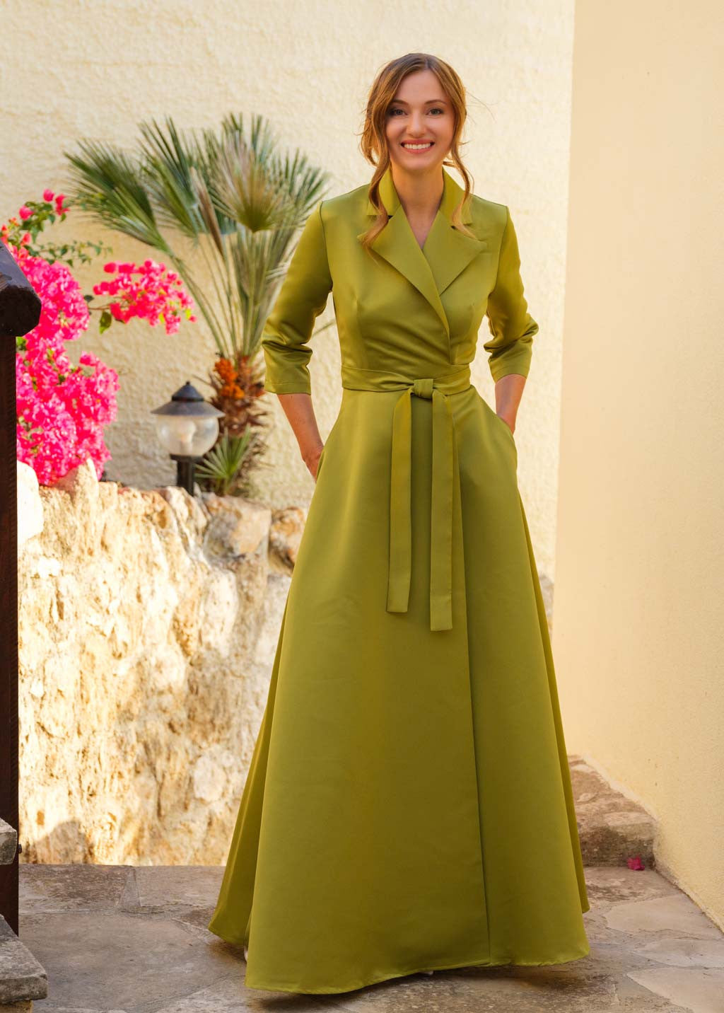 Довга сатинова сукня на запах