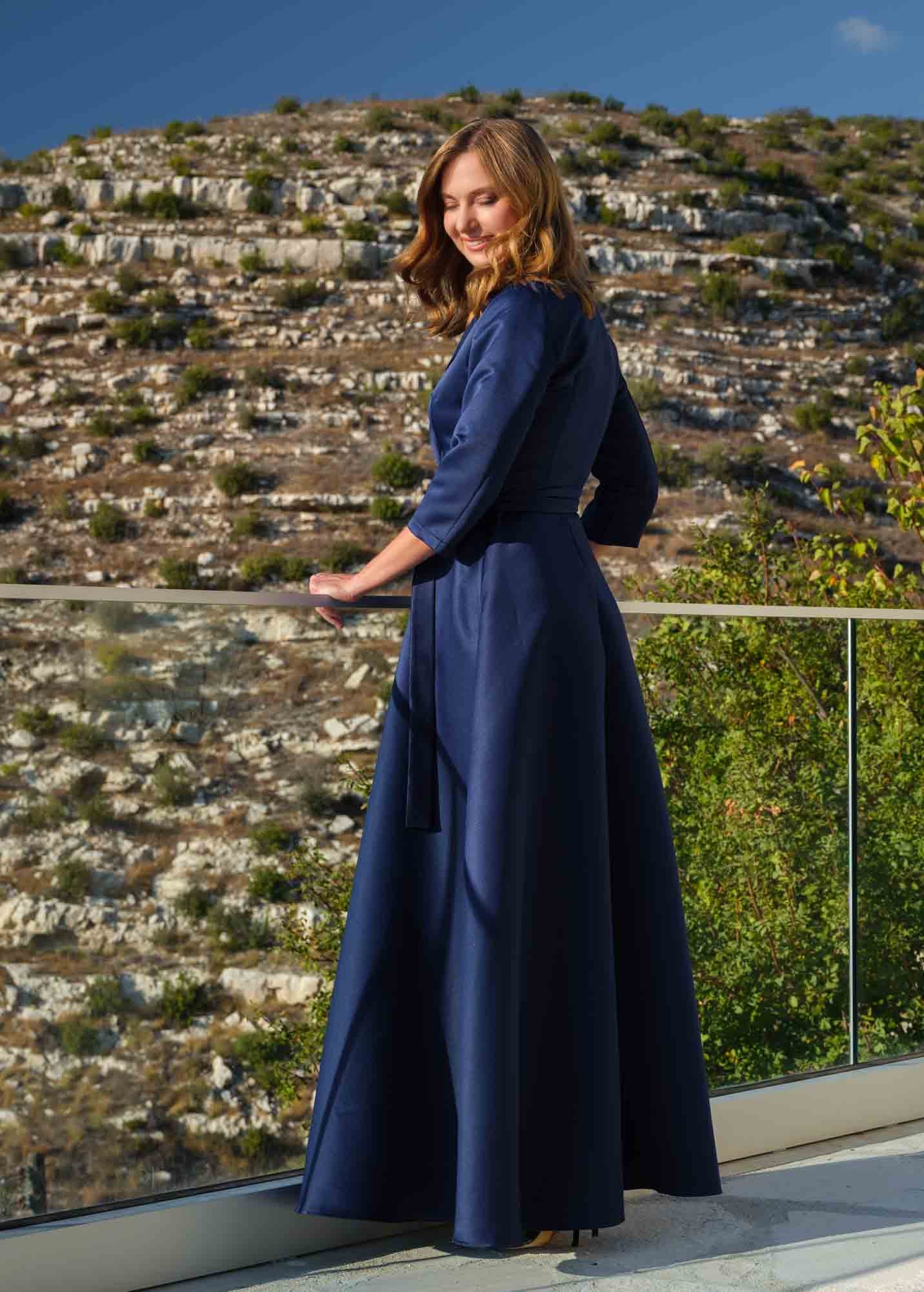 Довга сатинова сукня на запах