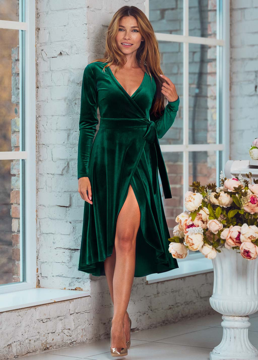 Оксамитова сукня на запах з розрізом та декольте