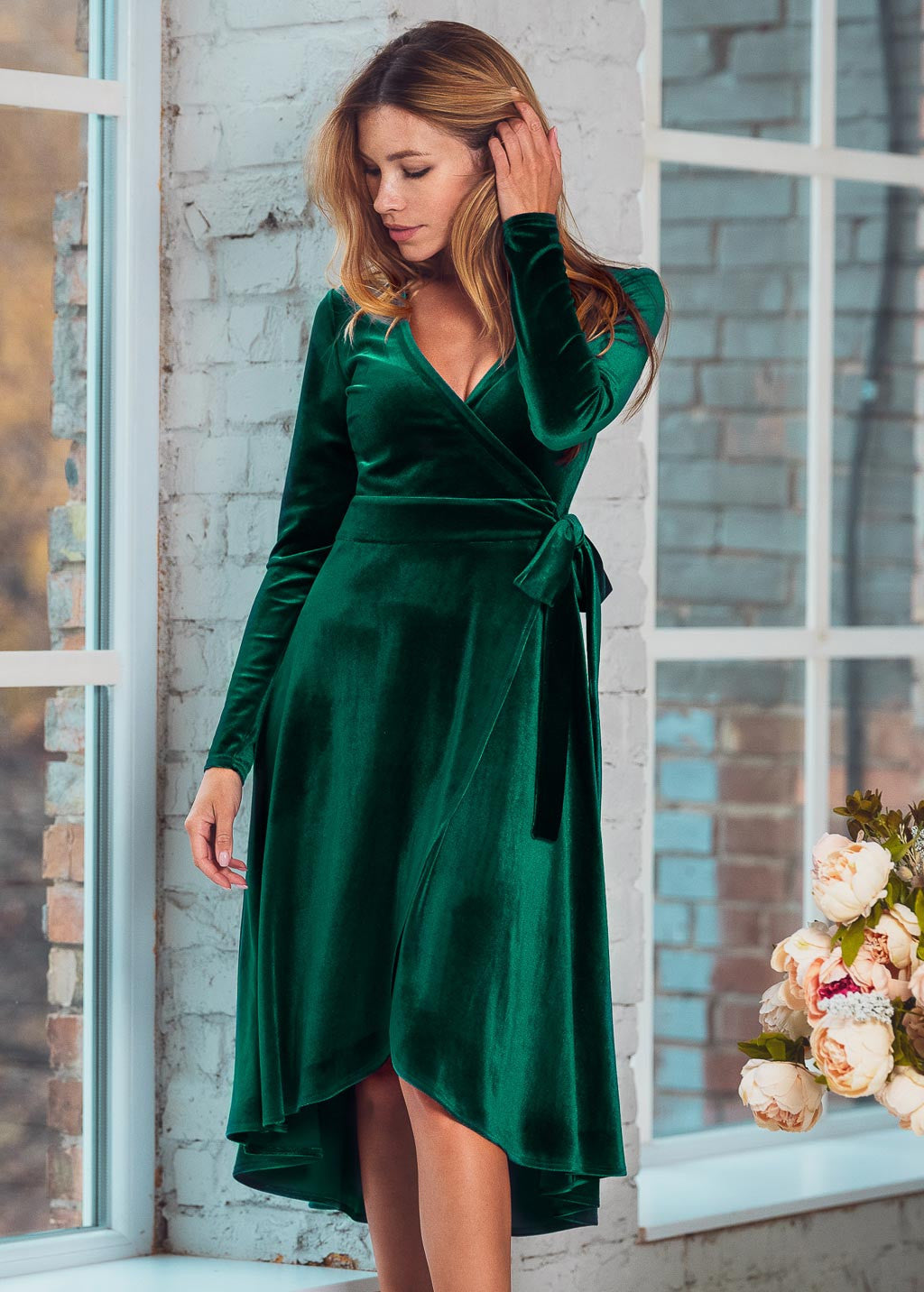 Оксамитова сукня на запах з розрізом та декольте