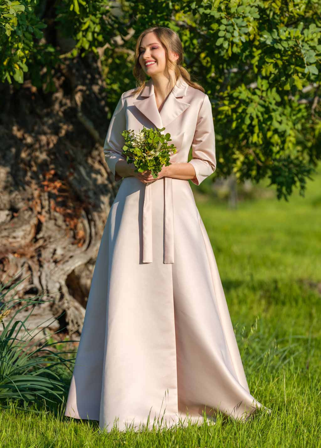 Довга сатинова сукня на запах