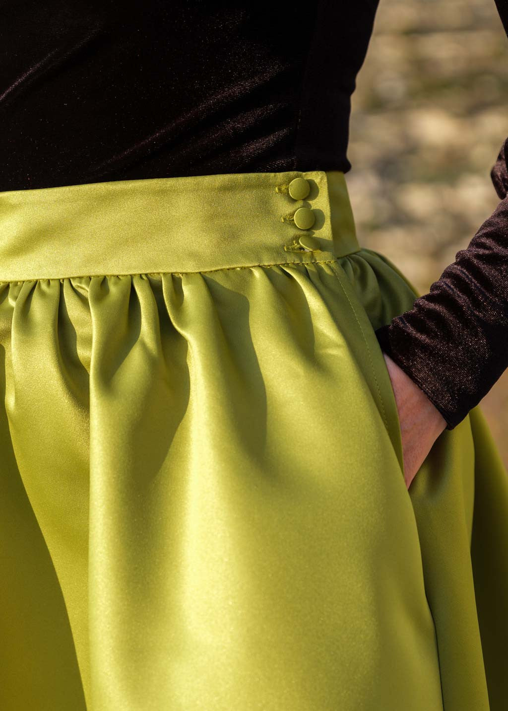 Романтична сатинова спідниця з кишенями