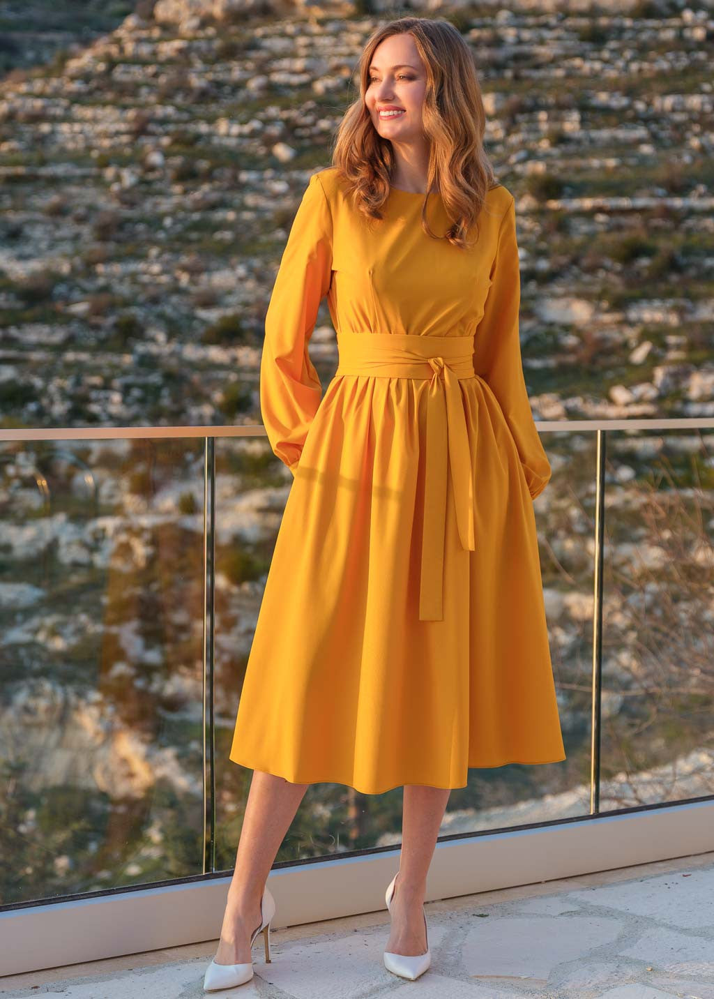 Стильна сукня з поясом