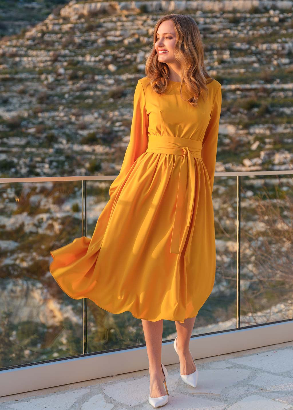 Стильна сукня з поясом