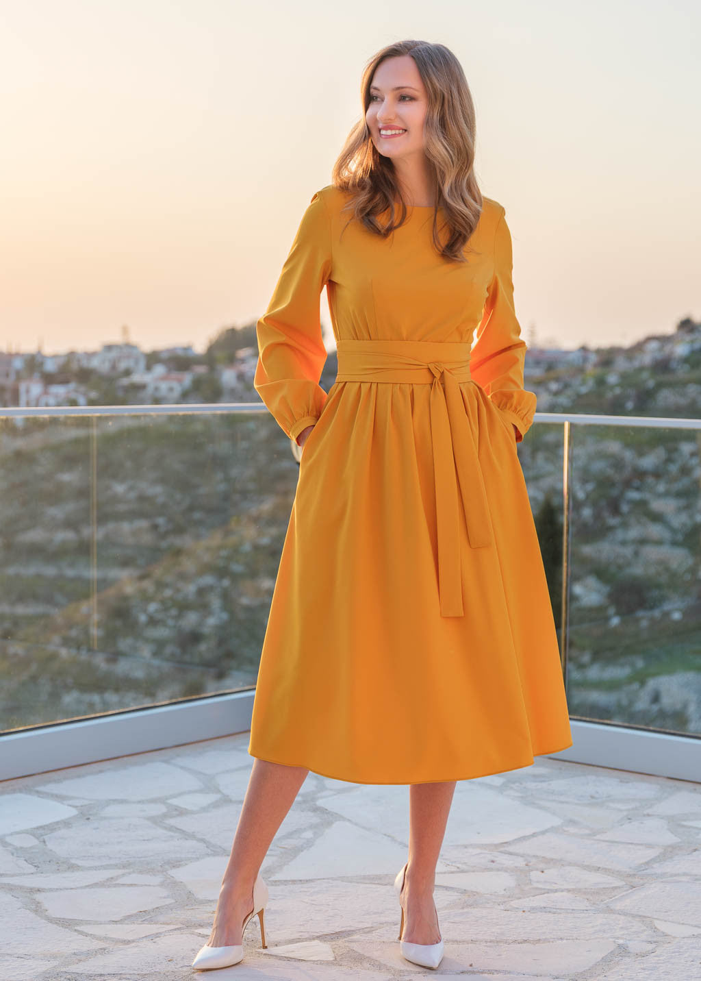 Стильна сукня з поясом