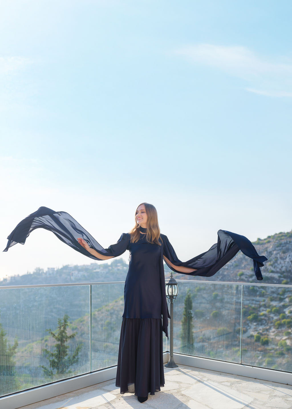 Святкова сукня з поєднанням шовку та шифону та стильною накидкою