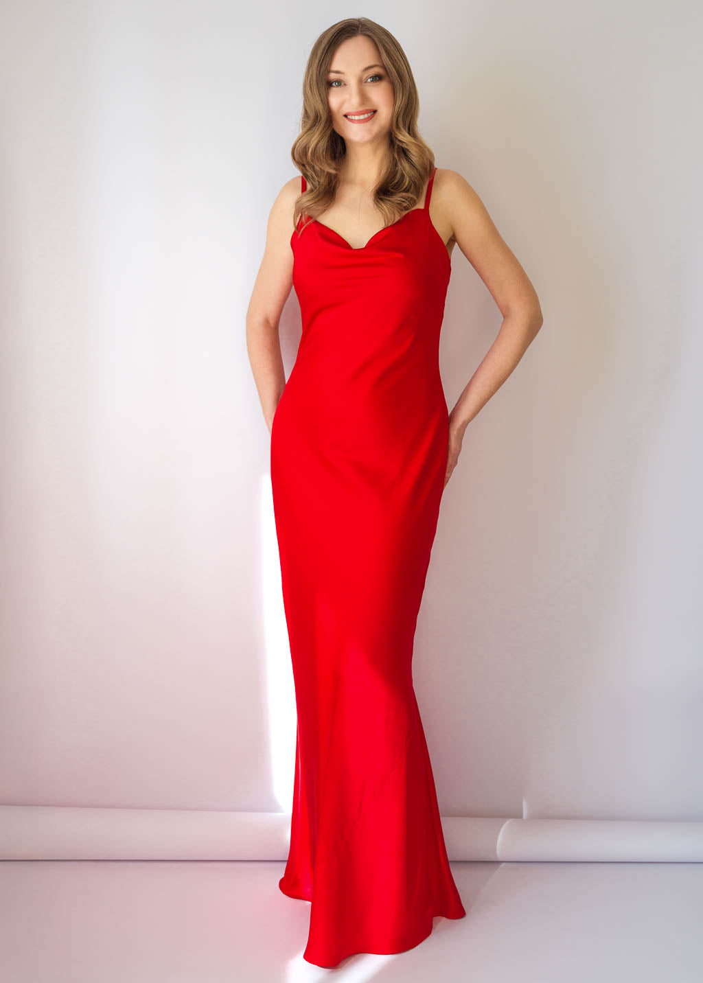 Шовкова довга сукня з поясом в кольорі Red