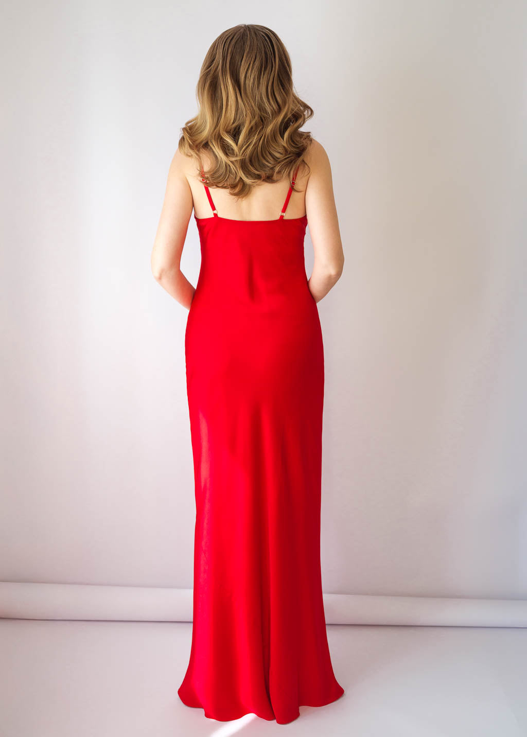Шовкова довга сукня на тонких бретельках в кольорі Red