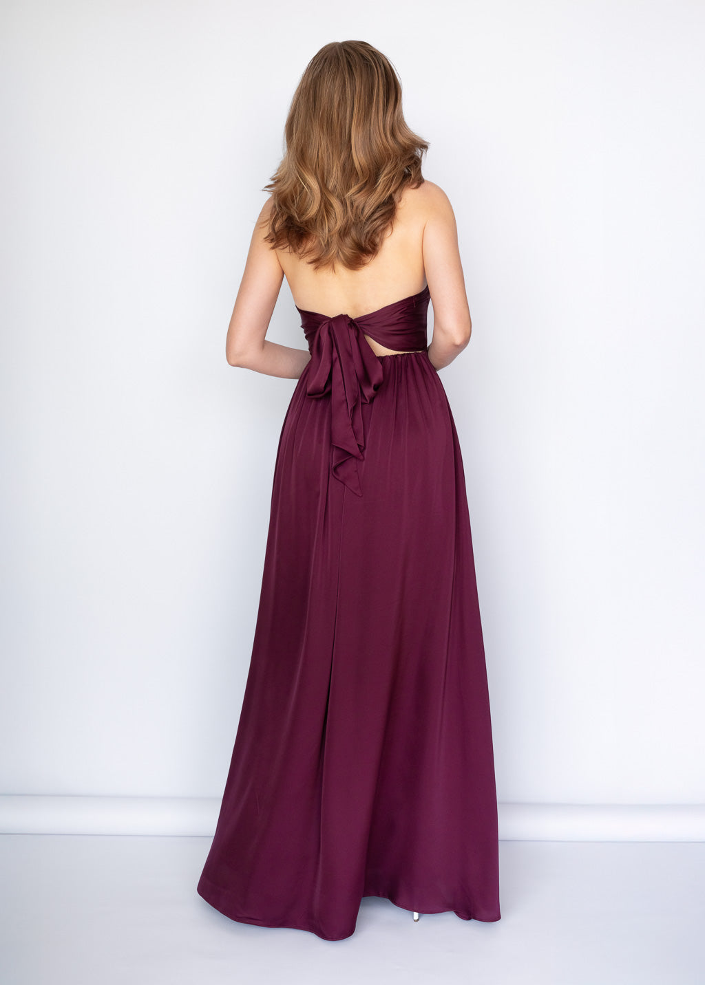 Шовкова святкова довга сукня з розрізом в кольорі Dark Burgundy
