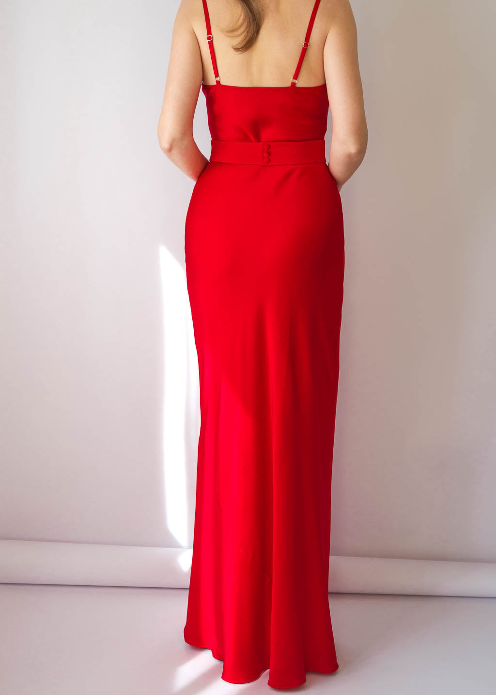 Шовкова довга сукня з поясом в кольорі Red