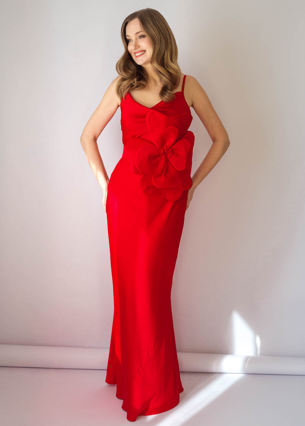 Шовкова довга сукня з поясом та квіткою в кольорі Red