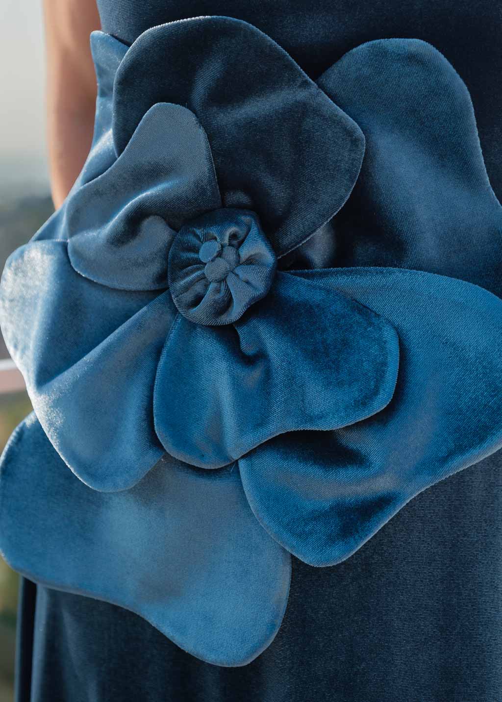 Довга асиметрична оксамитова сукня з квіткою