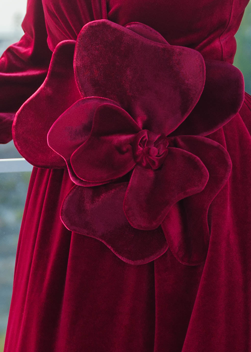 Oксамитова сукня з поясом та оксамитовою квіткою