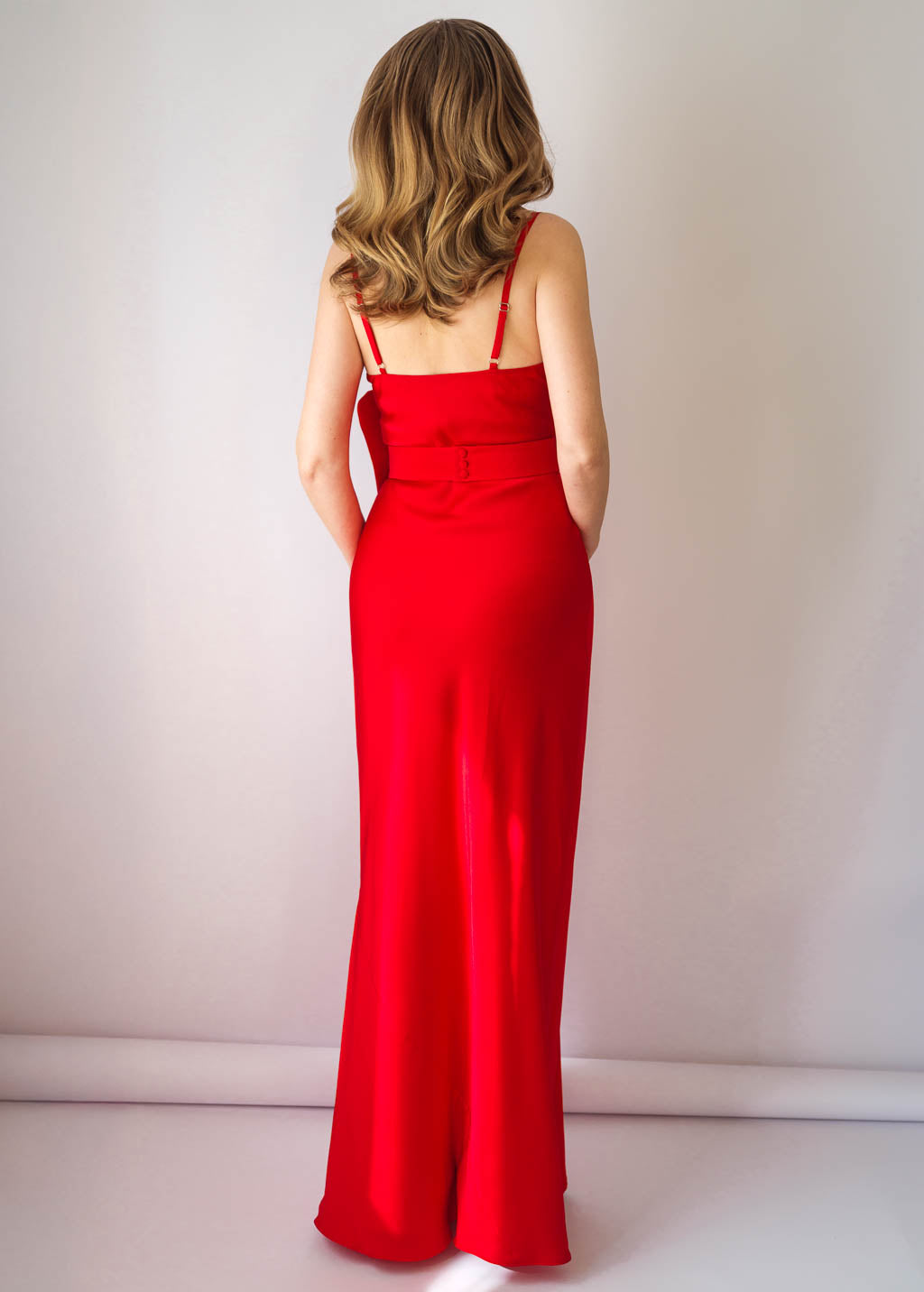 Шовкова довга сукня з поясом та квіткою в кольорі Red