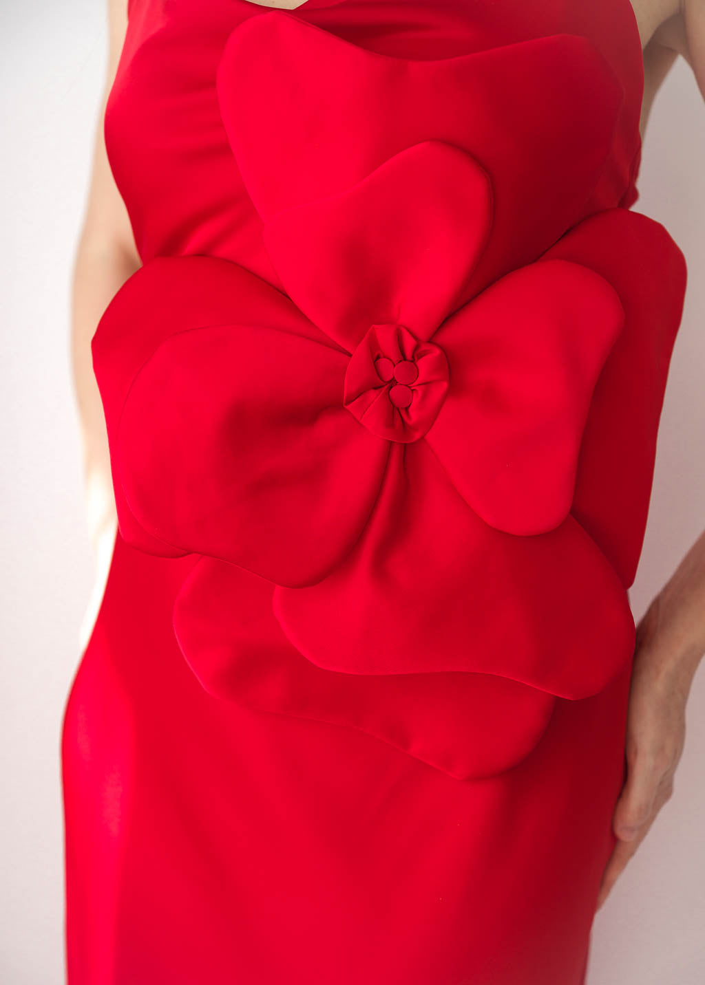 Шовкова довга сукня з поясом та квіткою в кольорі Red