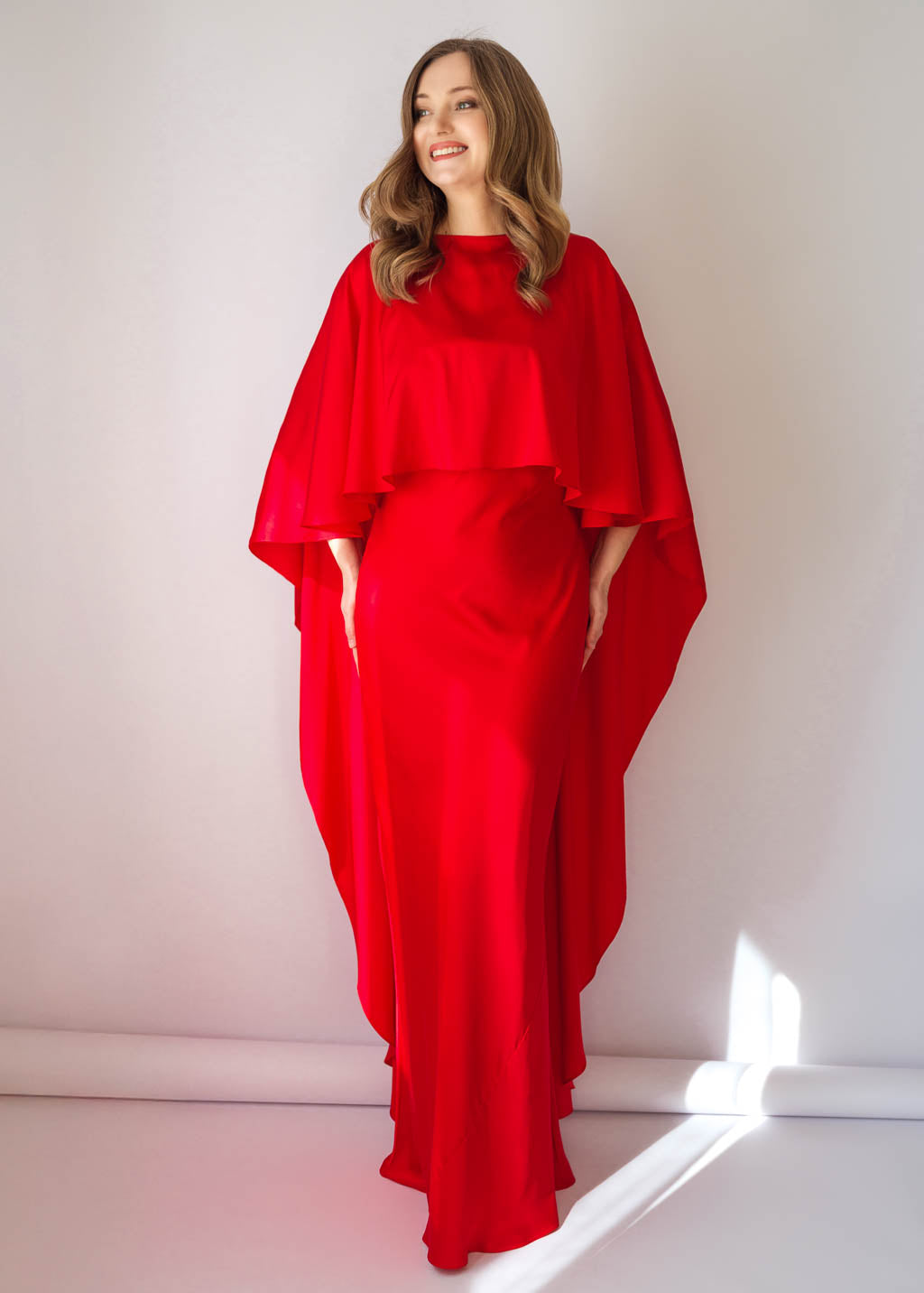 Шовкова довга сукня з кейпом в кольорі Red