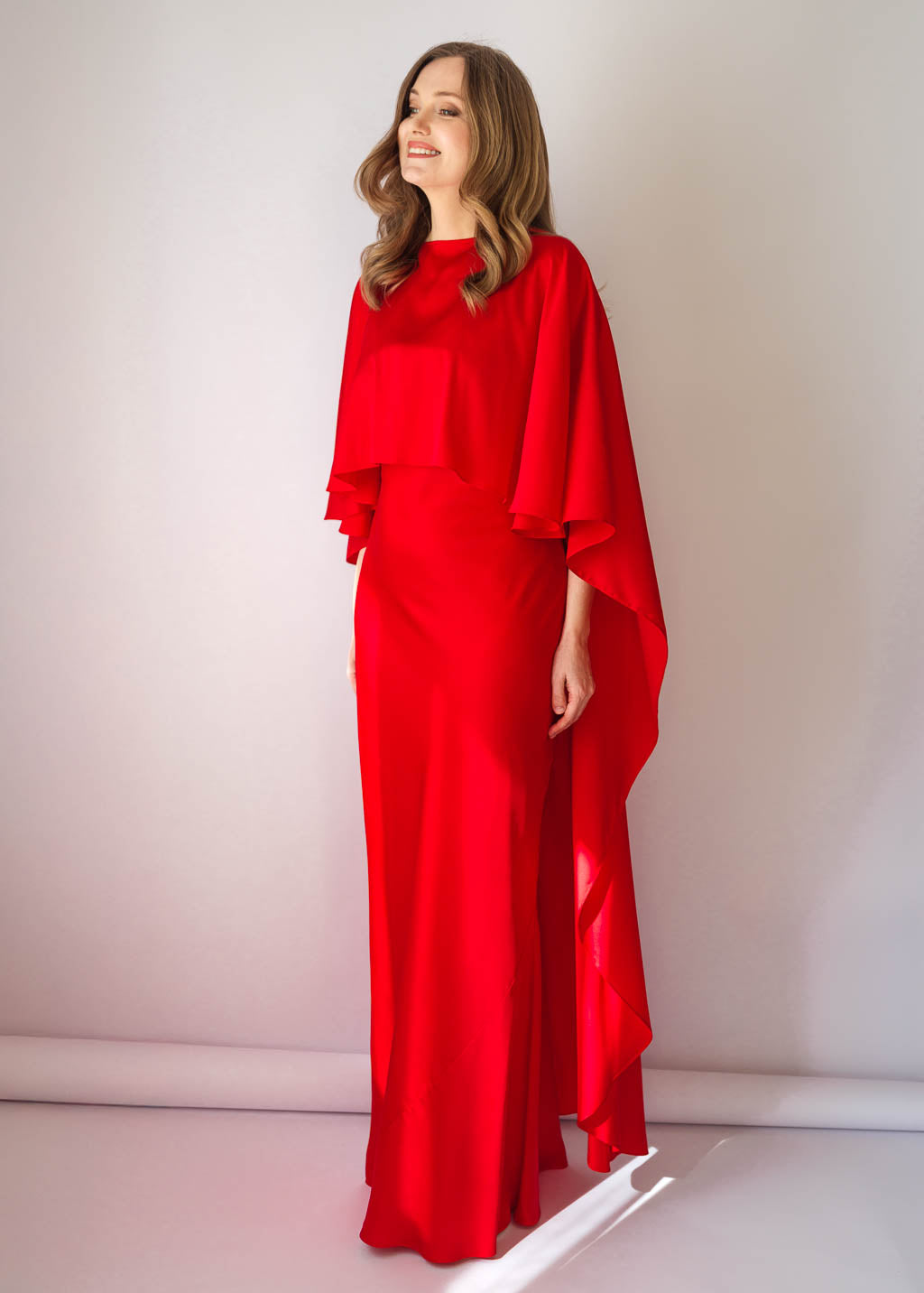 Шовкова довга сукня з кейпом в кольорі Red