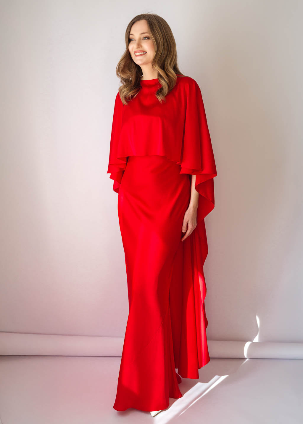Шовкова довга сукня з кейпом в кольорі Red