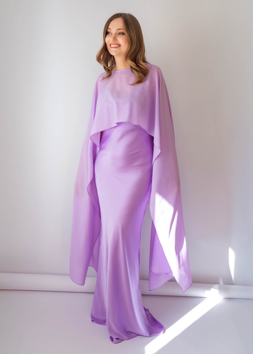 Шовкова довга сукня з шифоновим кейпом в кольорі Lilac