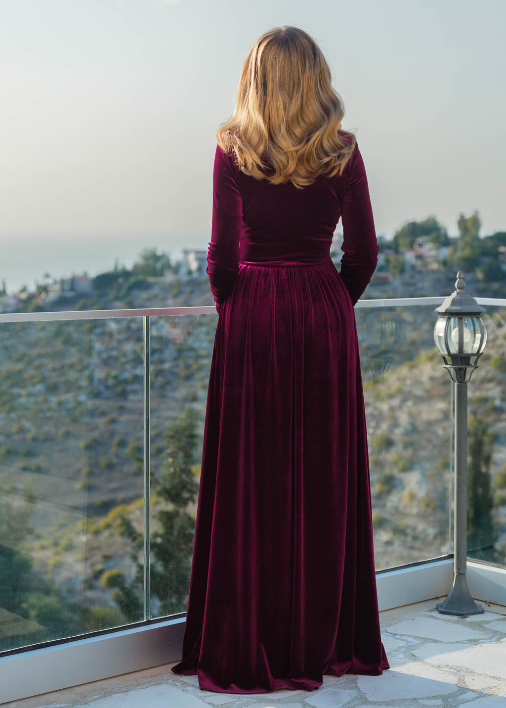 Довга оксамитова сукня з пишною спідницею