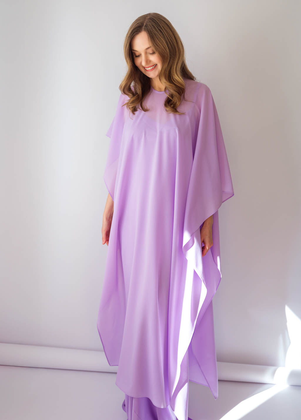 Шовкова довга сукня з шифоновим кейпом в кольорі Lilac